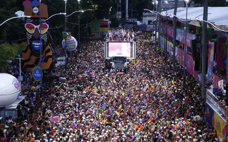 Câmara aprova lei que prevê multa para quem se fantasiar de Jesus ou de freira no carnaval