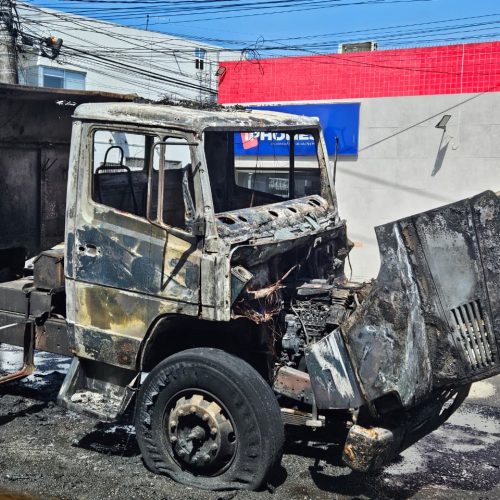 Caminhão pega fogo no Conjunto Salvador Lira, em Maceió