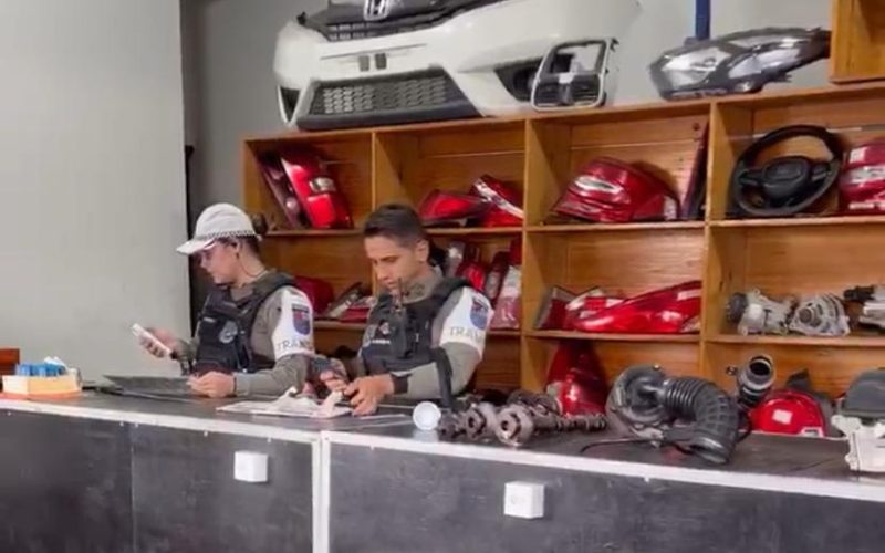 Polícia cumpre mandados em combate à recepção de veículos em Maceió