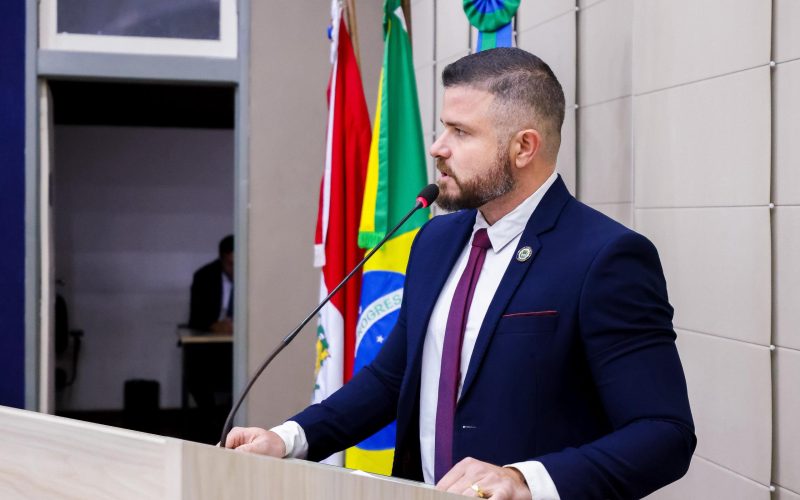Vereador Delegado Thiago Prado solicita implantação de faixa verde no Graciliano Ramos