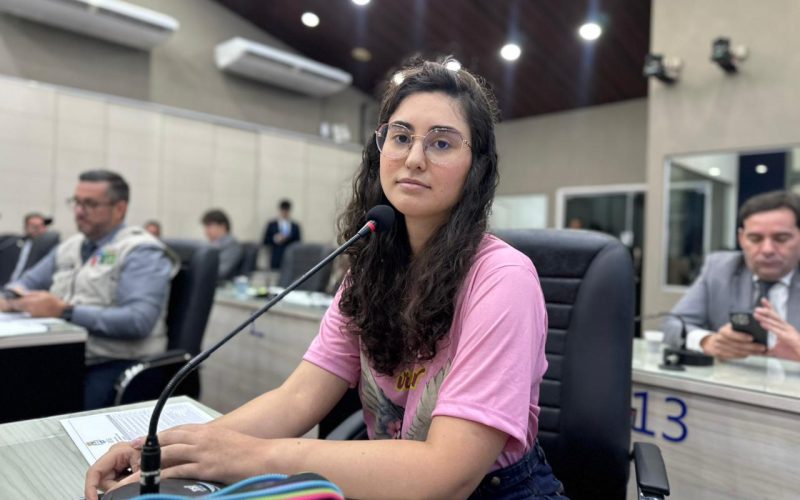 Teca Nelma questiona fala de deputado sobre transição de gênero e reforça proteção a crianças e adolescentes