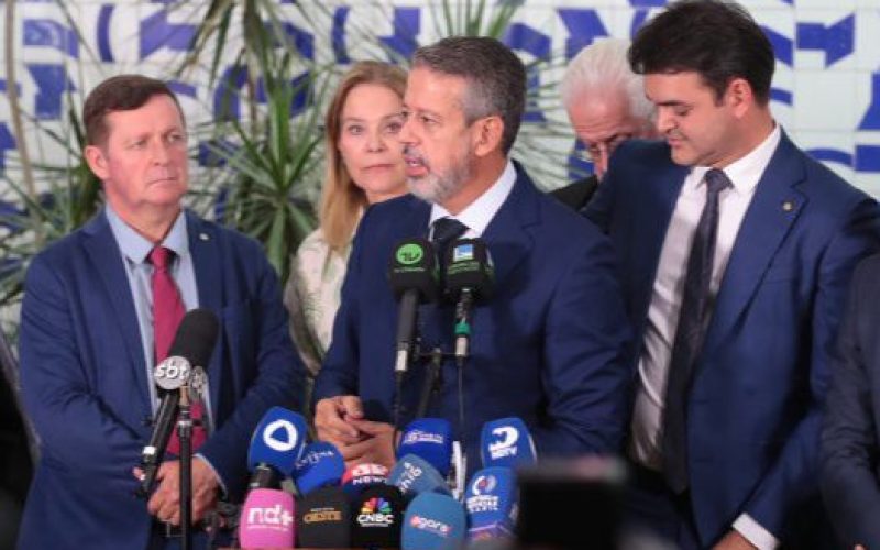 Arthur Lira mostra força e conduz votação unânime de isenção do IR para quem ganha até R$ 5 mil