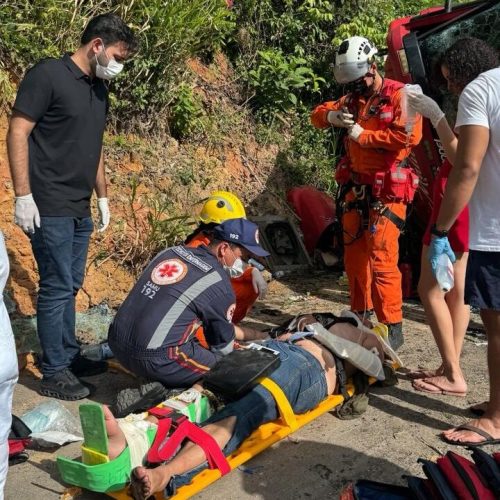 Carreta carregada de queijo tomba na BR-101 em Flexeiras e motorista fica ferido
