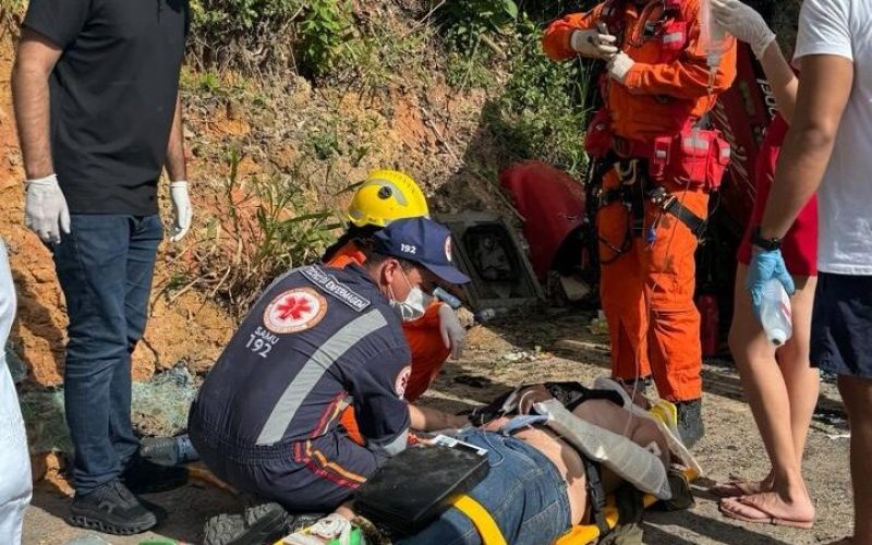 Carreta carregada de queijo tomba na BR-101 em Flexeiras e motorista fica ferido