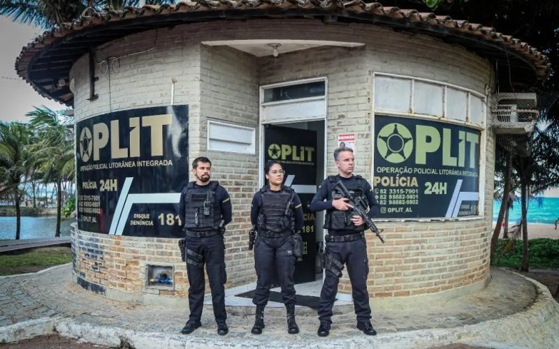 Idoso é preso em flagrante pela Oplit por importunação sexual na praia de Jatiúca, em Maceió