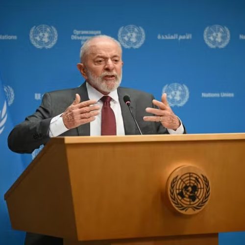 “Oportunidade para restauração das relações amigáveis”, diz Lula após conversa com Trump