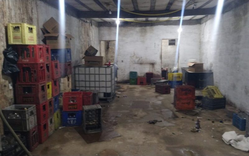 Fábrica clandestina de bebidas é estourada pela Polícia; três suspeitos são presos