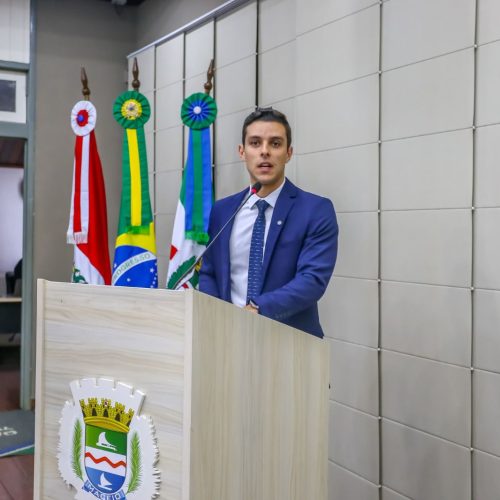 Caio Bebeto denuncia cartilha com conteúdo sobre sexualidade em escola estadual de Maceió