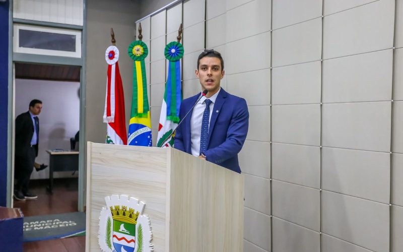 Caio Bebeto denuncia cartilha com conteúdo sobre sexualidade em escola estadual de Maceió