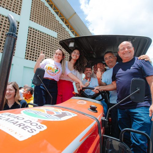 Prefeito Júnior Menezes entrega mais um trator para fortalecer a agricultura de União dos Palmares