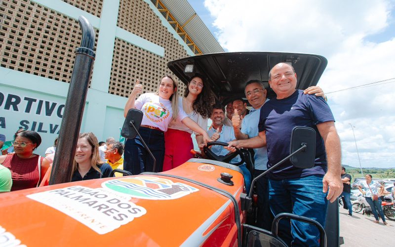Prefeito Júnior Menezes entrega mais um trator para fortalecer a agricultura de União dos Palmares