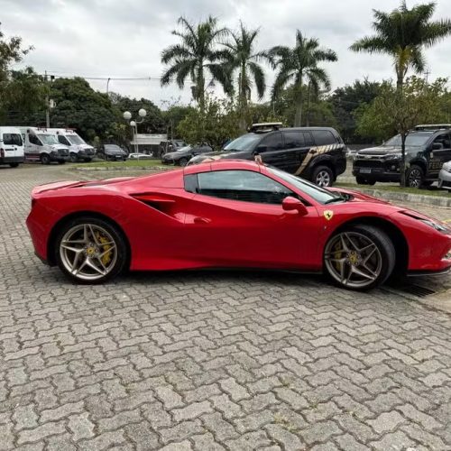 PF apreende Ferrari, Porsche, dinheiro em espécie e arma de fogo em operação contra fraude do INSS