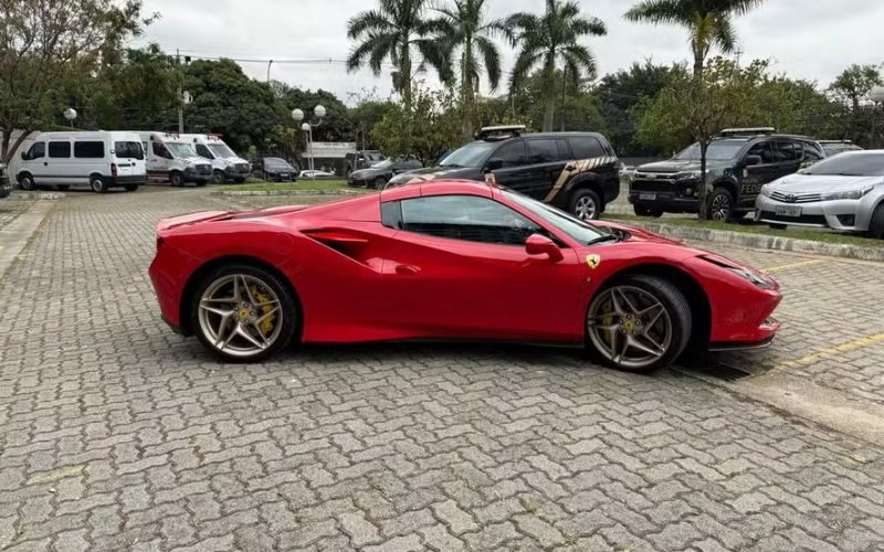 PF apreende Ferrari, Porsche, dinheiro em espécie e arma de fogo em operação contra fraude do INSS