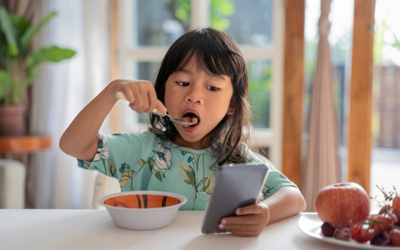 Projeto exige que menores tenham autorização judicial para serem influenciadoras digitais