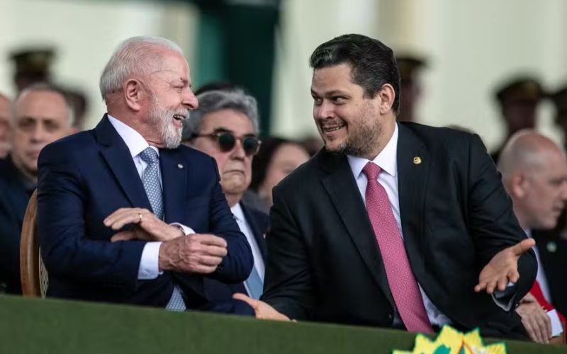 Alcolumbre adia sessão e evita derrota do governo em meio à disputa por vaga no STF