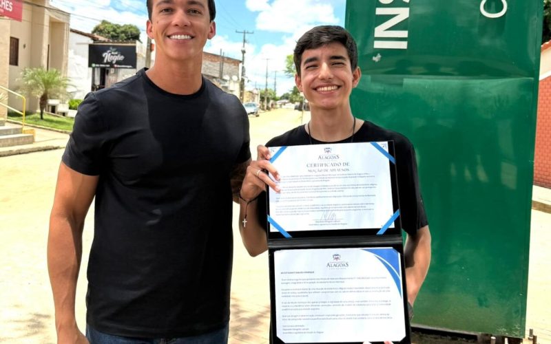 Deputado Delegado Leonam leva homenagem à jovem que denunciou intolerância religiosa no IFAL