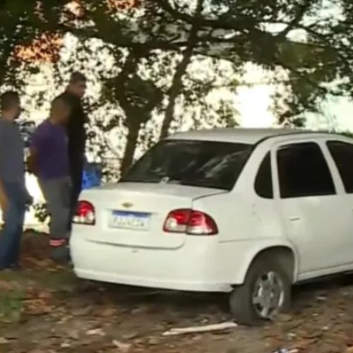 Carro quase cai em ribanceira no bairro do Farol, em Maceió