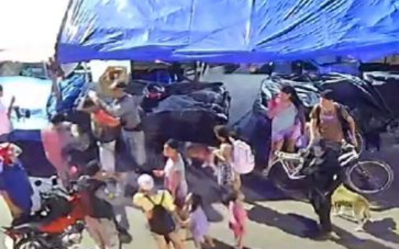 Homem é preso após agredir mulher em feira de Maceió; crime foi flagrado por câmeras