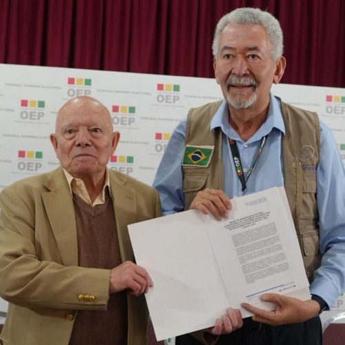 Líder da Missão do Observatório Eleitoral Internacional, deputado Paulão entrega relatório do Parlasul