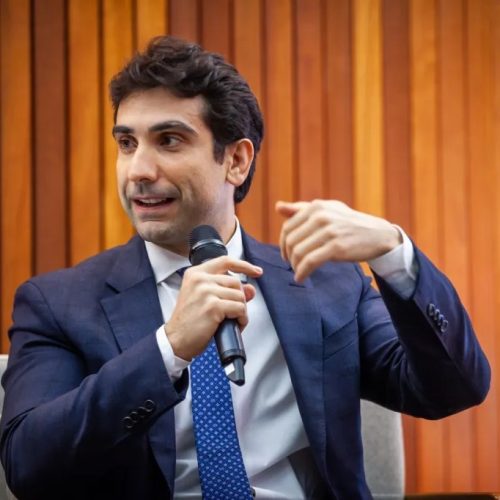 Presidente afirma que Banco Central deve manter juros altos por mais tempo para controlar inflação