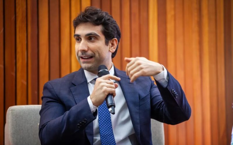 Presidente afirma que Banco Central deve manter juros altos por mais tempo para controlar inflação