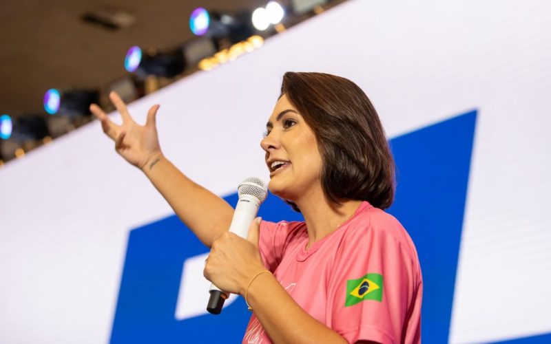 Michelle Bolsonaro critica aproximação da esquerda com evangélicos e chama movimento de “desespero”