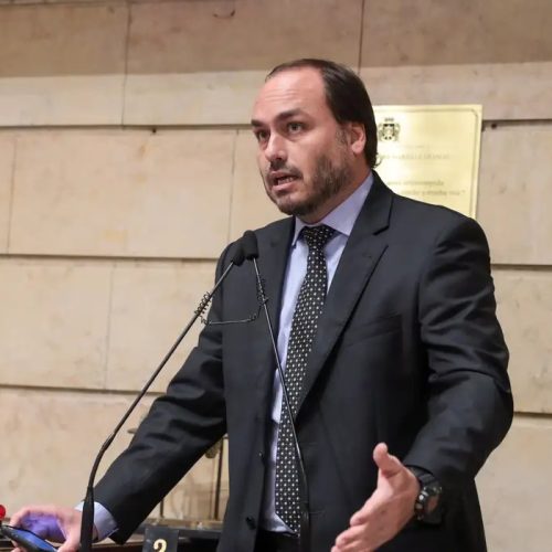 Carlos Bolsonaro anuncia candidatura ao Senado em estado reduto do bolsonarismo