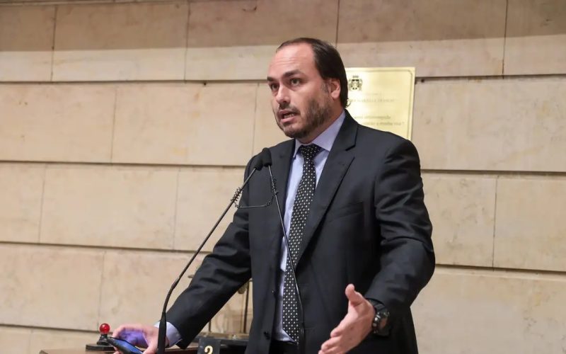 Carlos Bolsonaro anuncia candidatura ao Senado em estado reduto do bolsonarismo