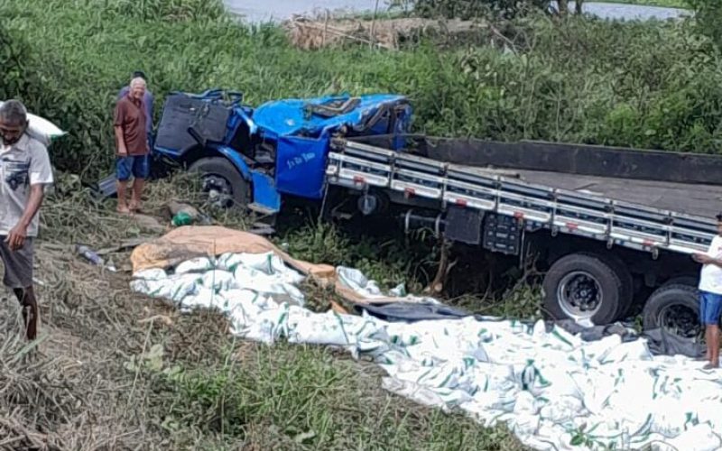 Caminhão se envolve em acidente na ponte entre Satuba e Santa Luzia do Norte