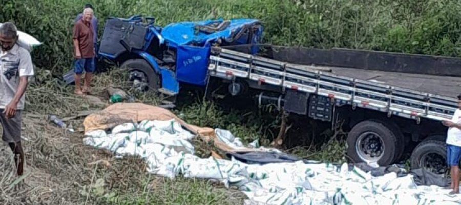Caminhão se envolve em acidente na ponte entre Satuba e Santa Luzia do Norte