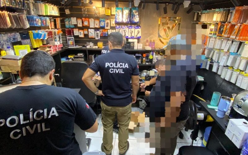 Operação Vitrine do Crime cumpre 20 mandados de busca e apreensão em estabelecimentos suspeitos de vender celulares roubados em Maceió