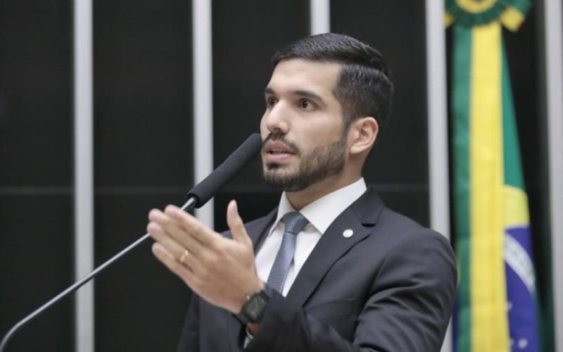 Deputado André Fernandes pede “minuto de aplausos” por mortos em operação no Rio e gera polêmica na Câmara