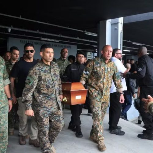 Cortejo fúnebre dos policiais do Bope mortos em operação no Rio