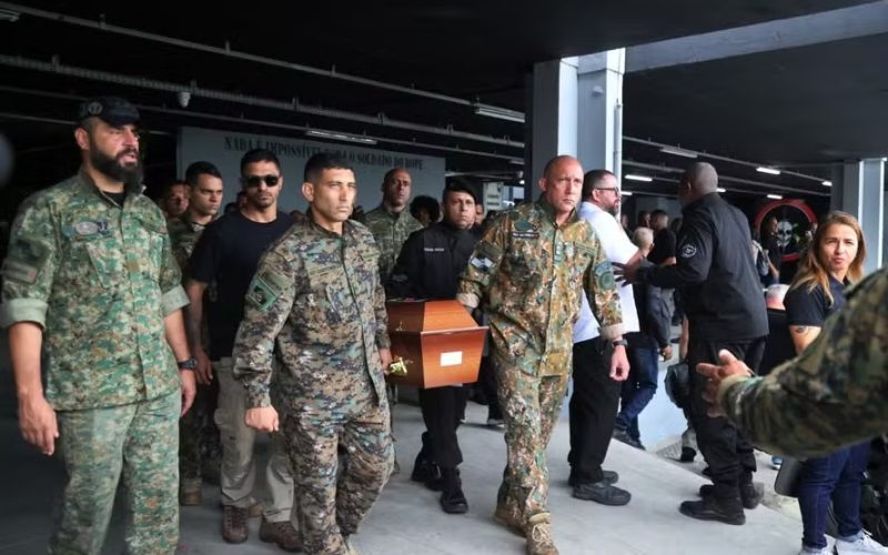 Cortejo fúnebre dos policiais do Bope mortos em operação no Rio