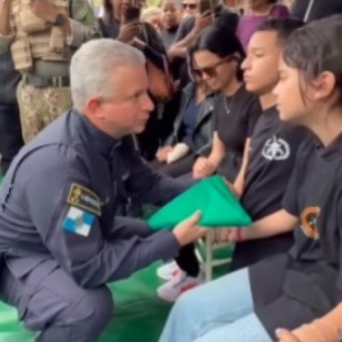 Em ato comovente, comandante-geral do BOPE consola filhos de policial morto durante operação no Rio de Janeiro