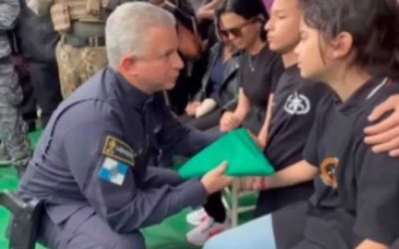 Em ato comovente, comandante-geral do BOPE consola filhos de policial morto durante operação no Rio de Janeiro