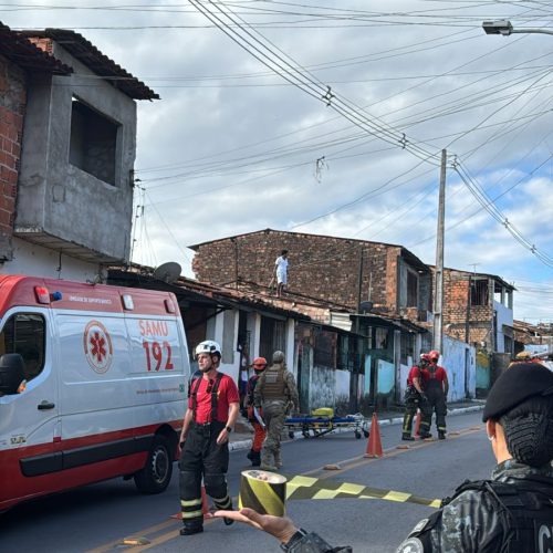 Homem em surt0 assusta ameaça pular de casa e assusta moradores na Chã da Jaqueira