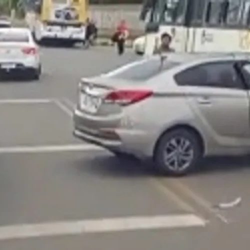 Acidente entre ônibus, carro e moto deixa trânsito lento na AL-101 Norte, em Ipioca