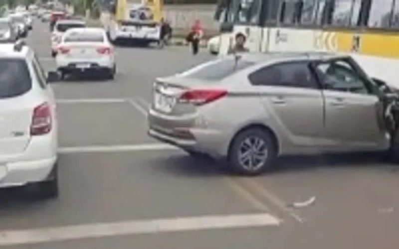 Acidente entre ônibus, carro e moto deixa trânsito lento na AL-101 Norte, em Ipioca