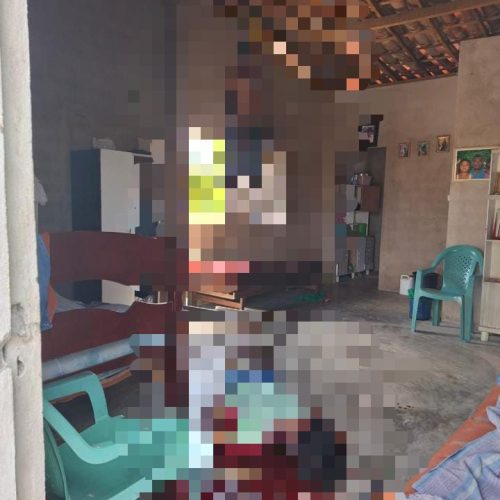 Mulher é morta com facadas pelo ex ao retornar para casa; Agressor se matou em seguida