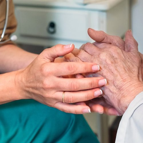 Supremo decide se planos de saúde podem reajustar mensalidade de idosos em contratos antigos