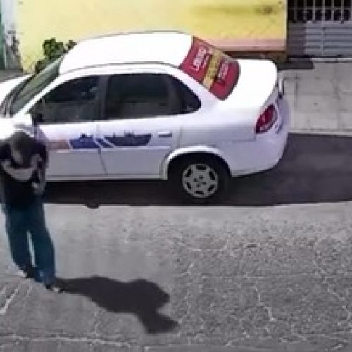 Câmeras registram homem arrombando carro no bairro do Prado, em Maceió