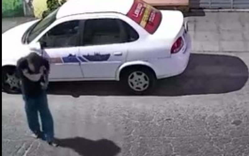 Câmeras registram homem arrombando carro no bairro do Prado, em Maceió