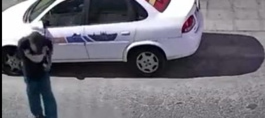 Câmeras registram homem arrombando carro no bairro do Prado, em Maceió