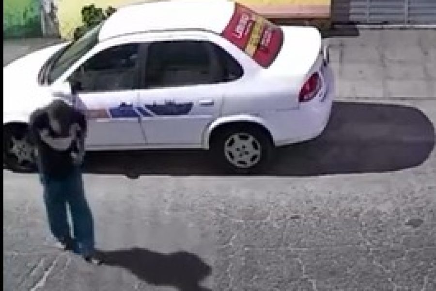 Câmeras registram homem arrombando carro no bairro do Prado, em Maceió