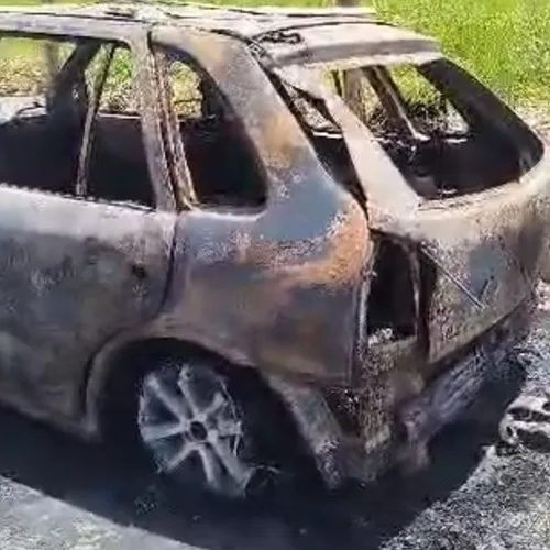 Carro pega fogo em via de Arapiraca e é totalmente destruído; motorista sai ileso