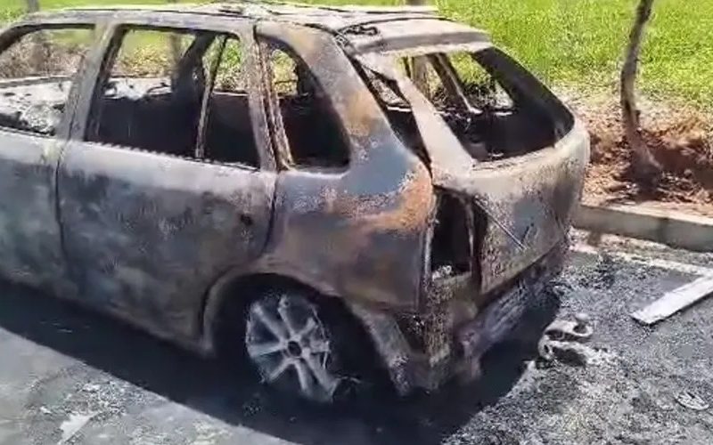 Carro pega fogo em via de Arapiraca e é totalmente destruído; motorista sai ileso