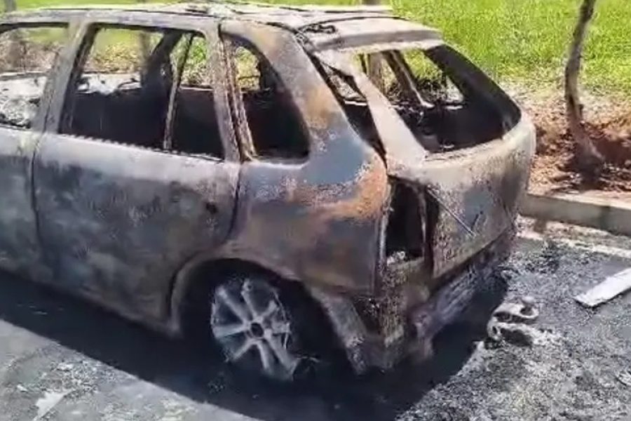 Carro pega fogo em via de Arapiraca e é totalmente destruído; motorista sai ileso