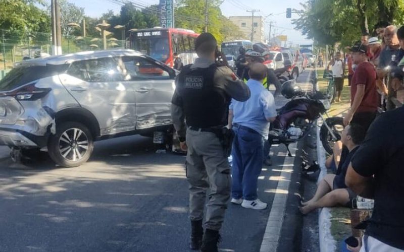 Três pessoas ficam feridas e trânsito fica interrompido após acidente na Avenida Fernandes Lima