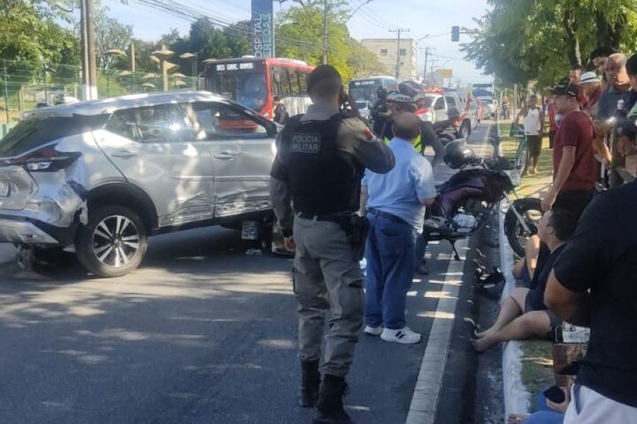 Três pessoas ficam feridas e trânsito fica interrompido após acidente na Avenida Fernandes Lima